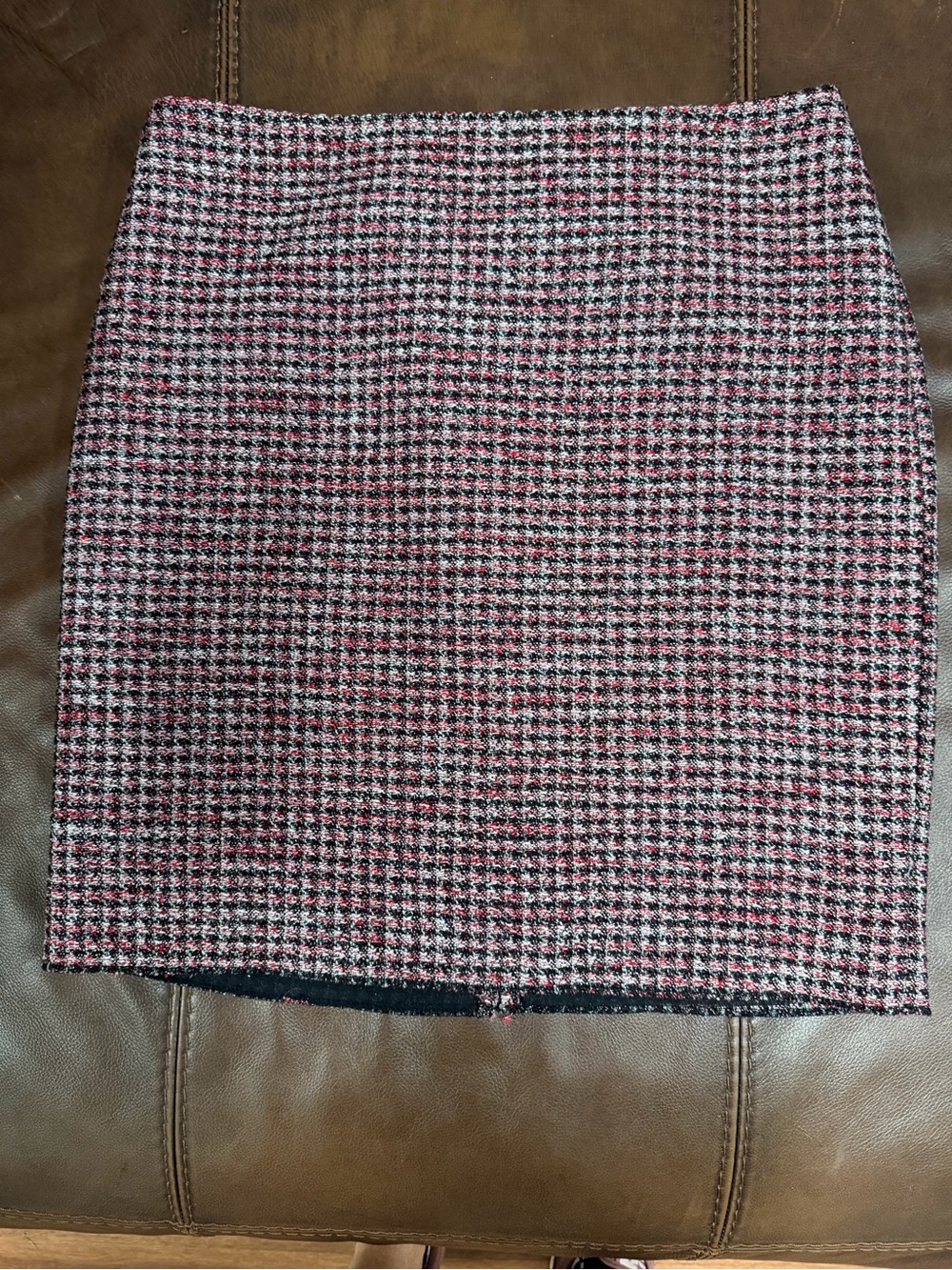 White House Black Market sz 8 Pink-Black Houndstooth Tweed Mini Skirt EUC.  #101